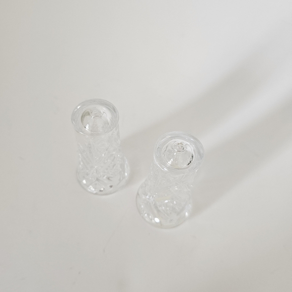 Elegant Clear Glass Salt And Pepper Shaker - Picture 6 of 7